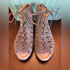 NWOT Earth Nubuck Leather Kristen Lace-up Peep-toe Sandals